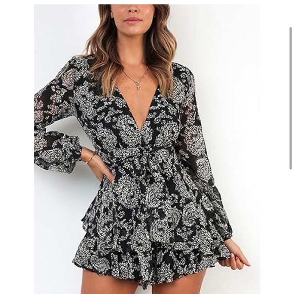 NWT Black and White Printed Floral Long Sleeve Ruffle Romper - Picture 2 of 12